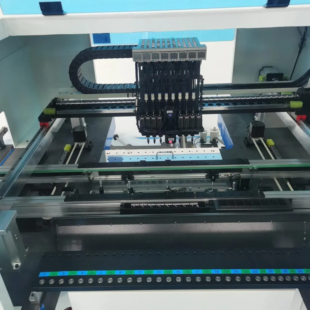 Fully automatic pick-and-place machine HW-A8